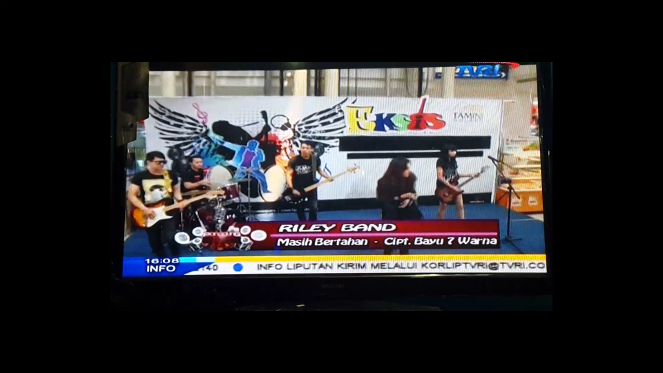 RILLEY_Band's tweet photo. RILLEY Band at Panggung EKSIS @TVRINasional http://t.co/NcFFlYKQzU