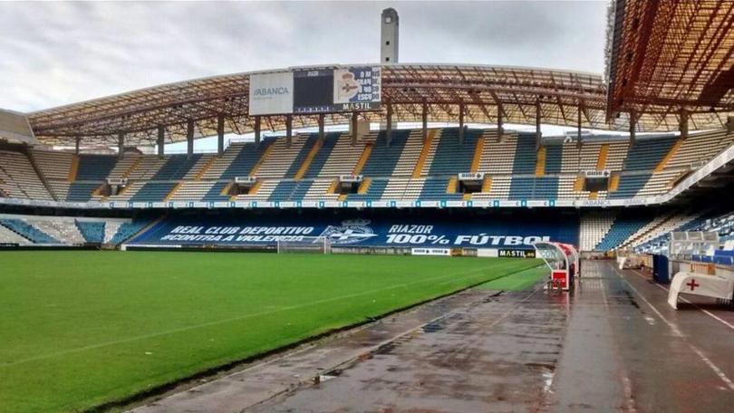 Multi_Deporte's tweet photo. Con esta lona se cubre hoy la grada de los Riazor Blues en Riazor: http://t.co/tbCtPvJyd6