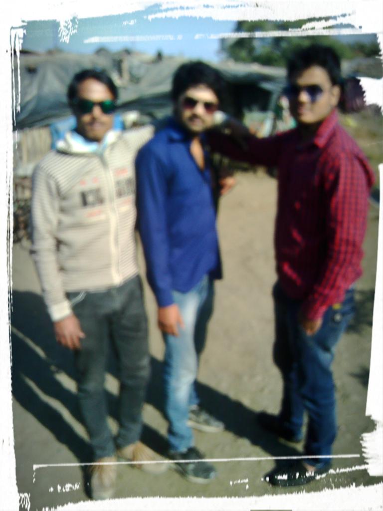 PallabSarkar30's tweet photo. #BestFriendForever @akashchitransh @beingchunendra @RogerRajan @prasann06 http://t.co/v0Gv9ie6pg