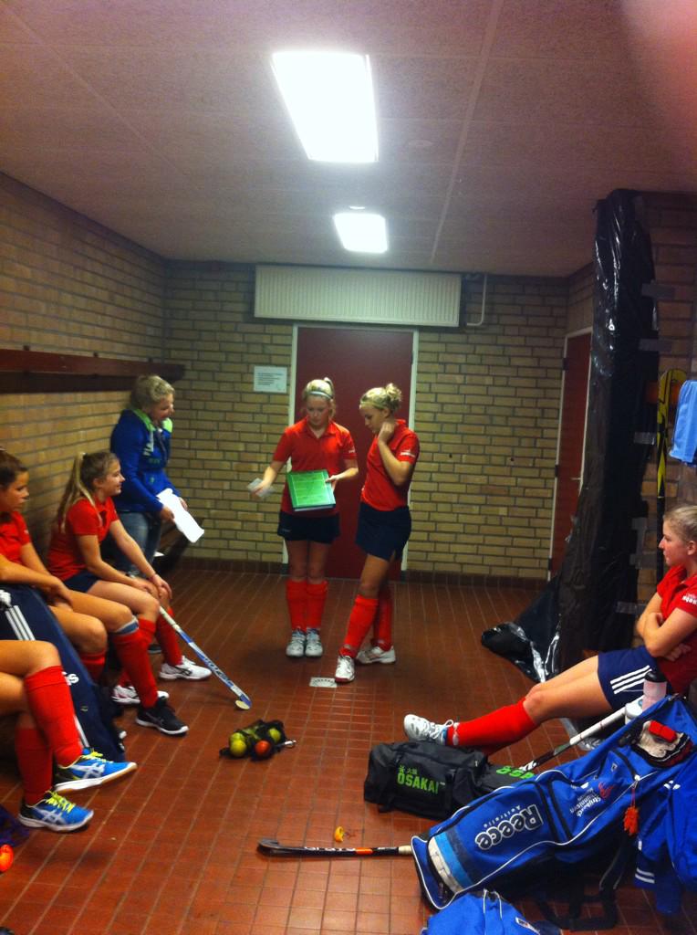 NMHC_MC1's tweet photo. Analyse van de tegenstander van de volgende wedstrijd door 2 speelsters. #voorbespreking #zaaltoernooi http://t.co/JQiFU158ac