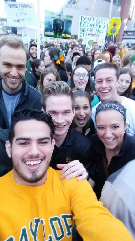 hunter12george's tweet photo. @THEBABIMAC @ESPNMUSIC #GAMEDAYSELFIE # SICKSU #61-58 http://t.co/mEfPX1Wmu0