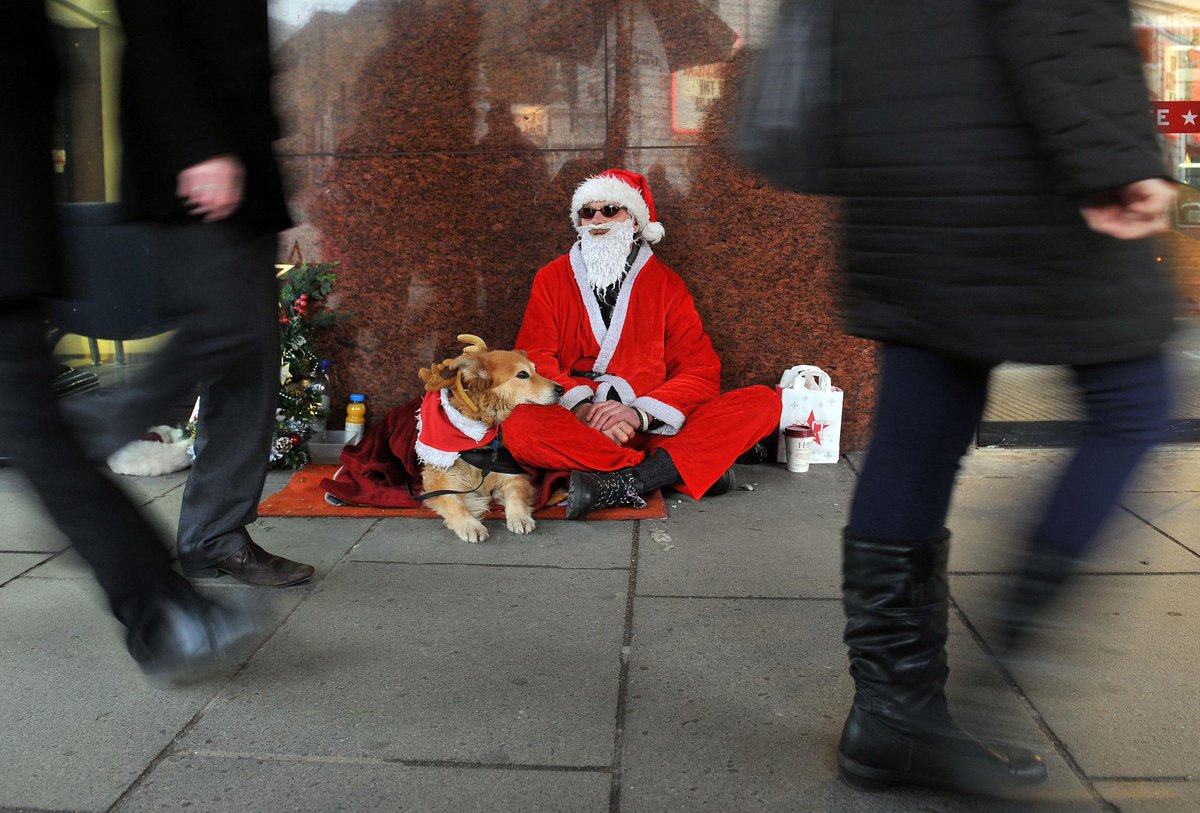 el_pais's tweet photo. En Navidad, "el riesgo es confundir la caridad con los derechos básicos" http://t.co/ZpbWhiSV85 advierte una lectora http://t.co/WXcoLZkwvj