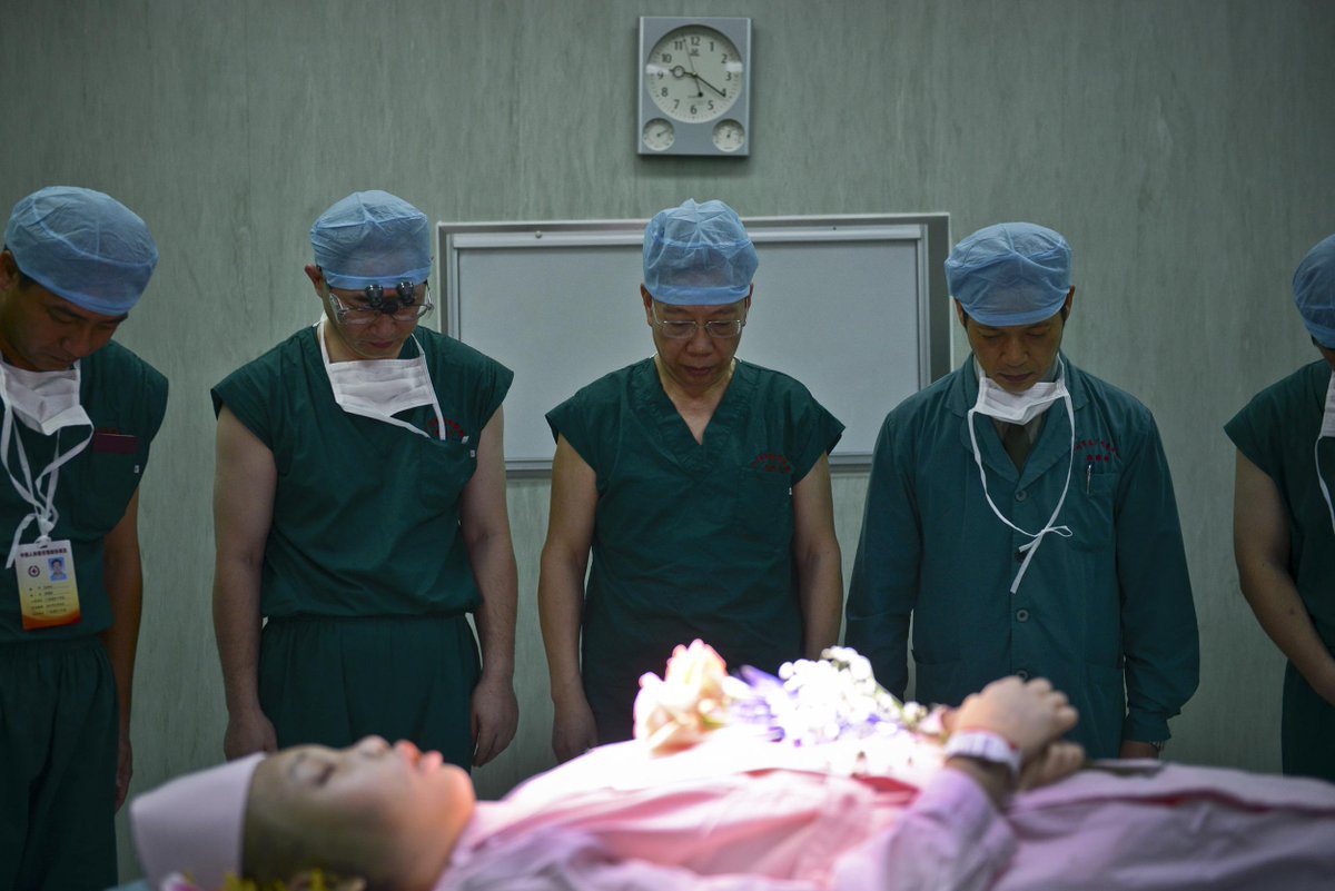 VICENews's tweet photo. China's New Year's resolution: To stop harvesting the organs of executed prisoners http://t.co/UQRdRp0tbZ http://t.co/cN3GDydV74
