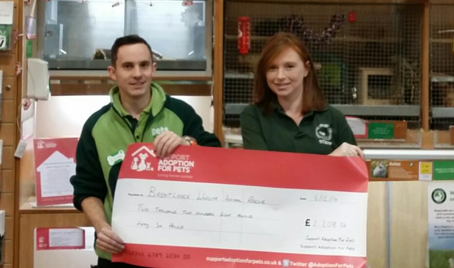 PaHBognor1's tweet photo. @brentlodge picking up a cheque of over £2000 from our summer fundraising. Thank you to our customers @RobertsRhinos http://t.co/fRsphs6w2v