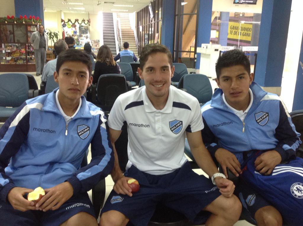 Bolivar_Oficial's tweet photo. #Maygua , #Rodriguez y #Saavedra esperan en el #aeropuerto de #ElAlto http://t.co/gmb0lKvGpH