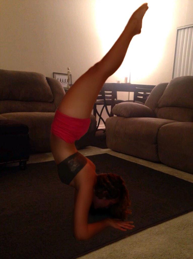 GerardStephanie's tweet photo. #devotedyogis #dharmayogacenter #yogi #challenge #day6 #pinchamayurasana #peacockfeatherpose #forearmstand http://t.co/SznK2lODNt