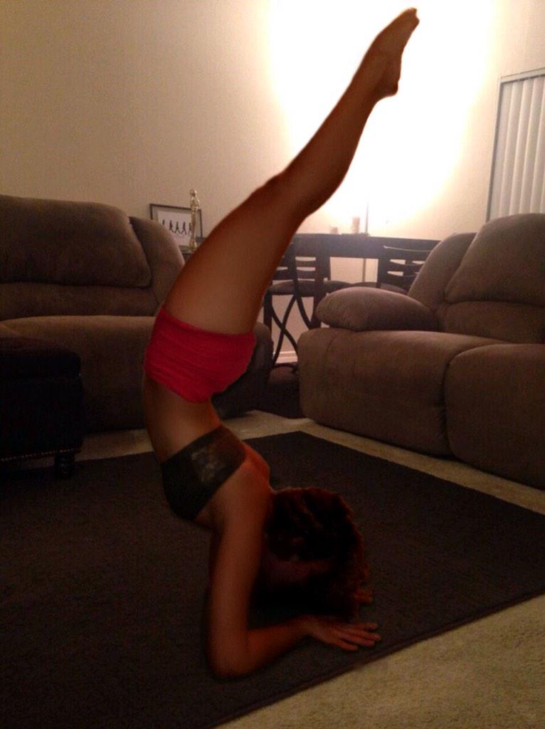 GerardStephanie's tweet photo. #devotedyogis #dharmayogacenter #yogi #challenge #day6 #pinchamayurasana #peacockfeatherpose #forearmstand http://t.co/SznK2lODNt