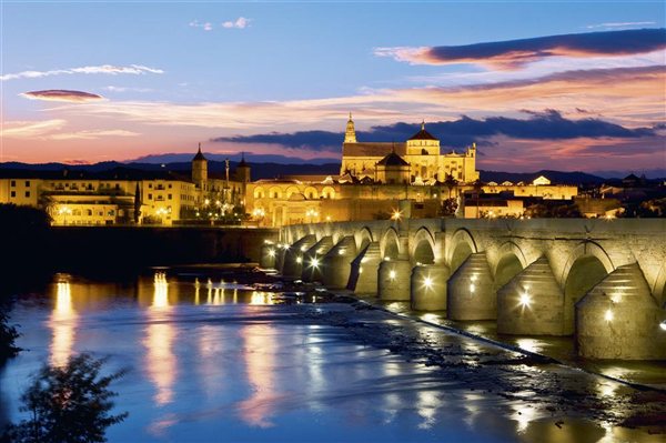 QueDiseMiarma's tweet photo. Que ciudad os parece mas bonita?
RT Granada              FAV Córdoba http://t.co/xGw5vli9r6