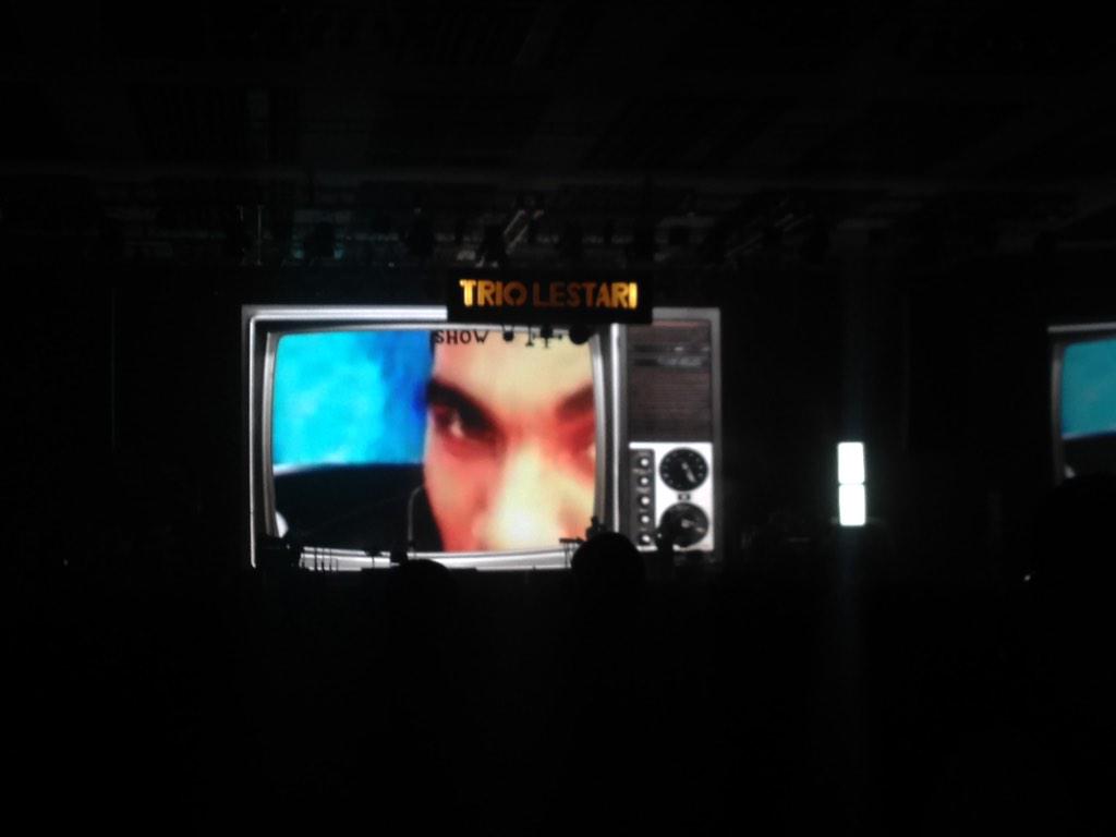 TrioLestari's tweet photo. Anak tahun 90an pasti tau banget videoklip ini #TLSmusicalconcert http://t.co/7jzGNmj31R