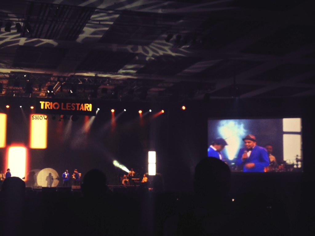 TrioLestari's tweet photo. "Cukup sudah kukatakan...." #TLSmusicalconcert http://t.co/DEfL9hM9Kw