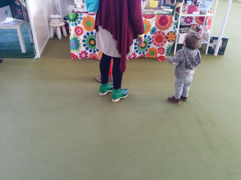 Unha das dúas mulleres que vin xa hoxe calzadas de <a href="/eferrozocos/">Eferro</a>