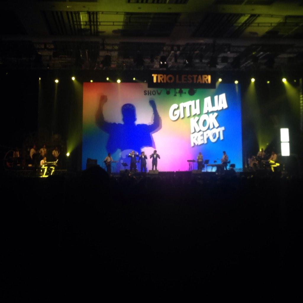 TrioLestari's tweet photo. Memasuki era 90an #TLSmusicalconcert menyanyikan Bebas! "Melayang kumelayang jauh..." http://t.co/mE8RZ8wEA4