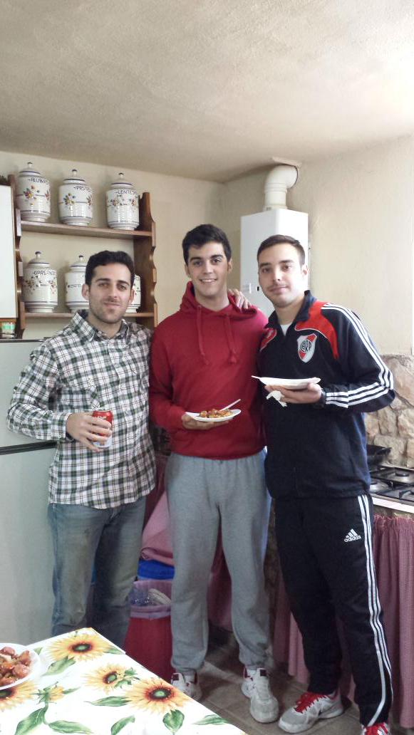 Manutroki's tweet photo. De migas en el campo, ahora de cafe y anis con dulces @AntonioJessMuoz @angeeel_LR @LourdesLaraChic http://t.co/h7N138ujoX