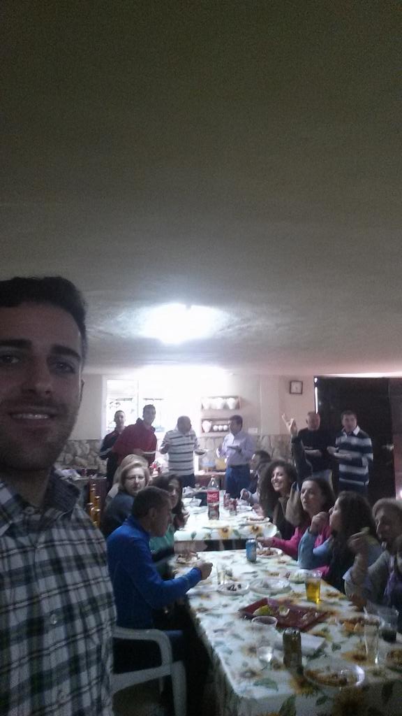 Manutroki's tweet photo. De migas en el campo, ahora de cafe y anis con dulces @AntonioJessMuoz @angeeel_LR @LourdesLaraChic http://t.co/h7N138ujoX