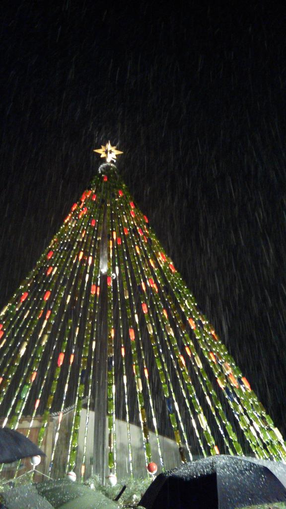 Irene_Airin_TB's tweet photo. Grañón con encanto navideño: árbol, villancicos y nieve http://t.co/OnV6bQsZyo