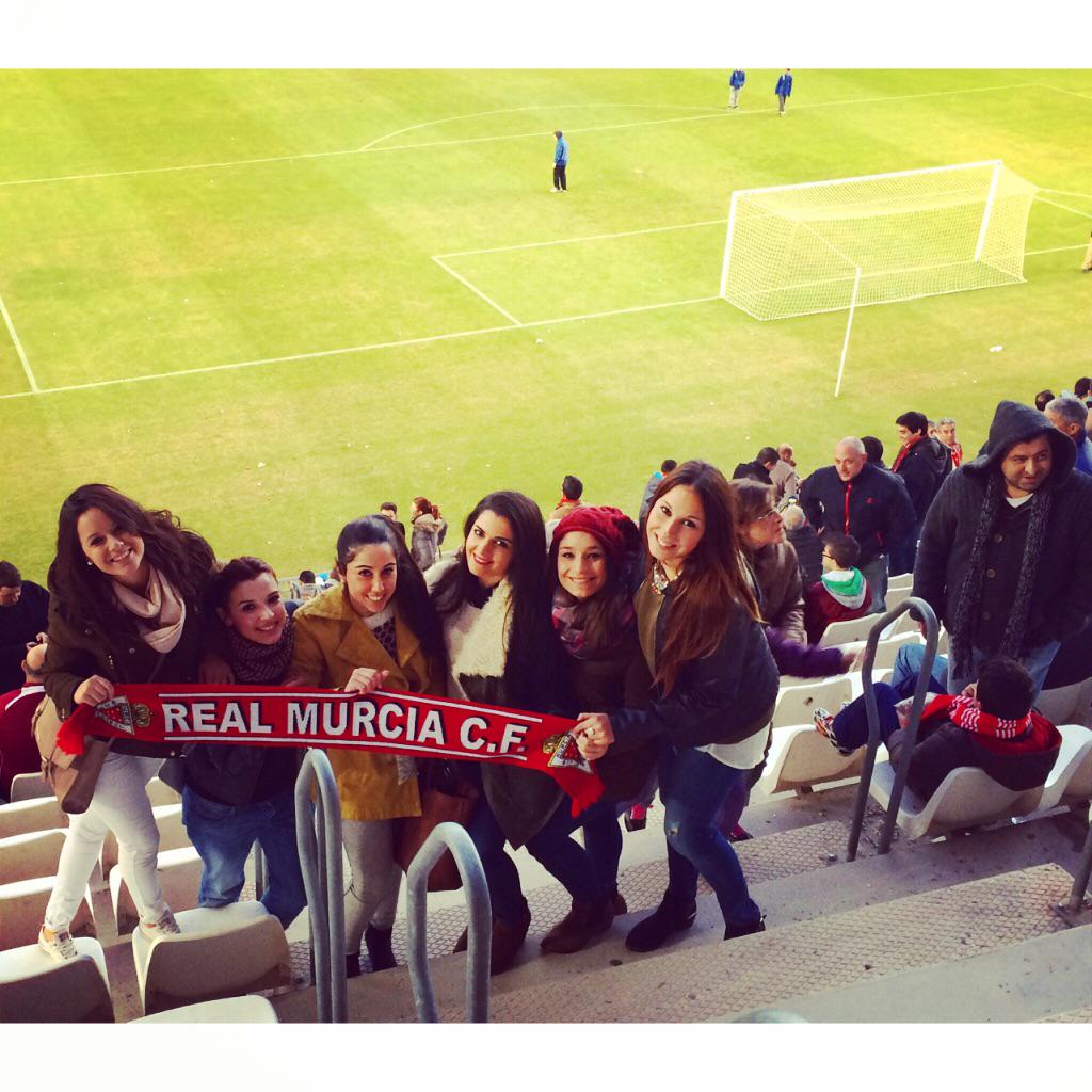 Roci_Amira's tweet photo. Tarde de fútbol. #RealMurcia #BurgosC.F #RojoyBlanco  @anabel_fp @sandraaaG @let_up @ineshl @raaquel088 http://t.co/7qBIRCItGe