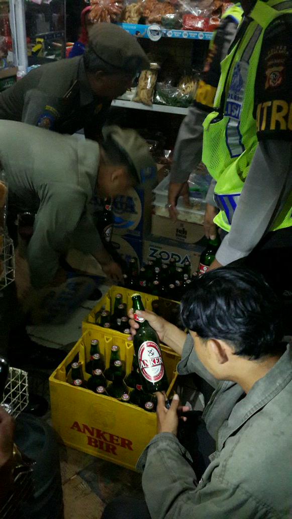 "<a href="/satpolPP_Pwk/">SatpolPP_Purwakarta</a>: Operasi gabungan Penertiban MIRAS di Kabupaten Purwakarta <a href="/DediMulyadi71/">Kang Dedi Mulyadi</a> <a href="/saepuddin_09/">saepuddin</a> "