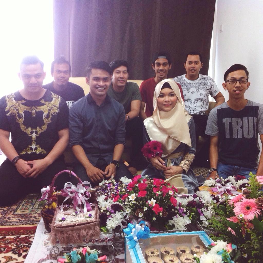 Shahrulanuar55's tweet photo. Selamat bertunang bohh. Congratsss. @khairulVII #cherrycrew http://t.co/wVuPuNtLoZ