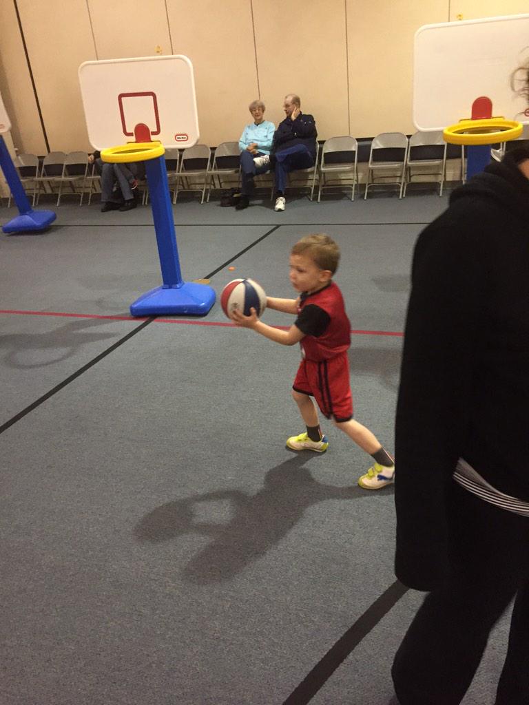 jasonpbriley's tweet photo. #kidhoops... My dad was born to to this!! #beyondcute http://t.co/VuiyrOHEft