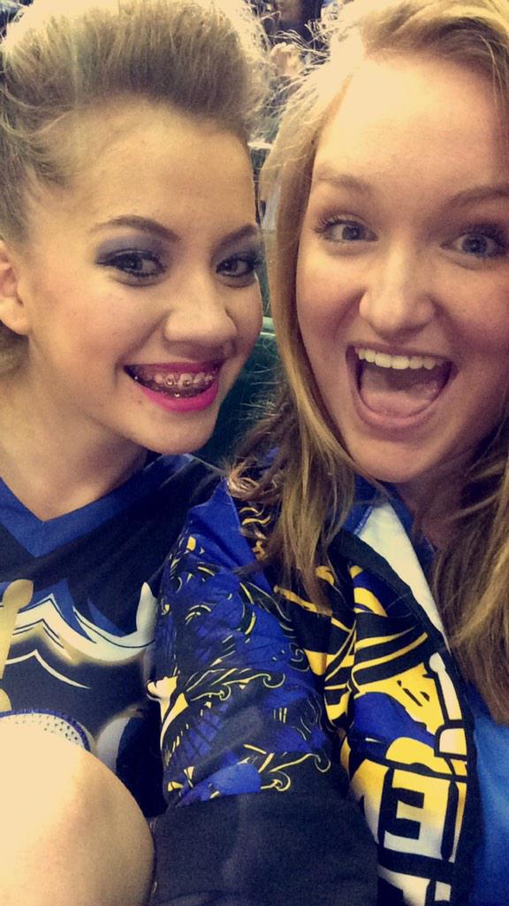 christinajo_'s tweet image. 💛 #funcheer 💙