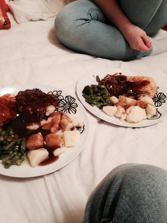 G19Kyle's tweet photo. Eating favourite dinner with my favourite person #steakpie http://t.co/1BiLN69H64