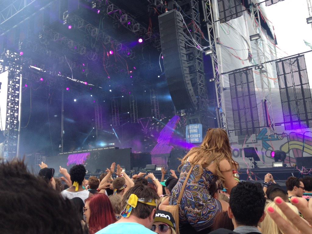 007daJithin's tweet photo. @Skrillex you the best....had a blast in Melb  .....peace homie ✌️✌️ http://t.co/YGt3Umn9DD