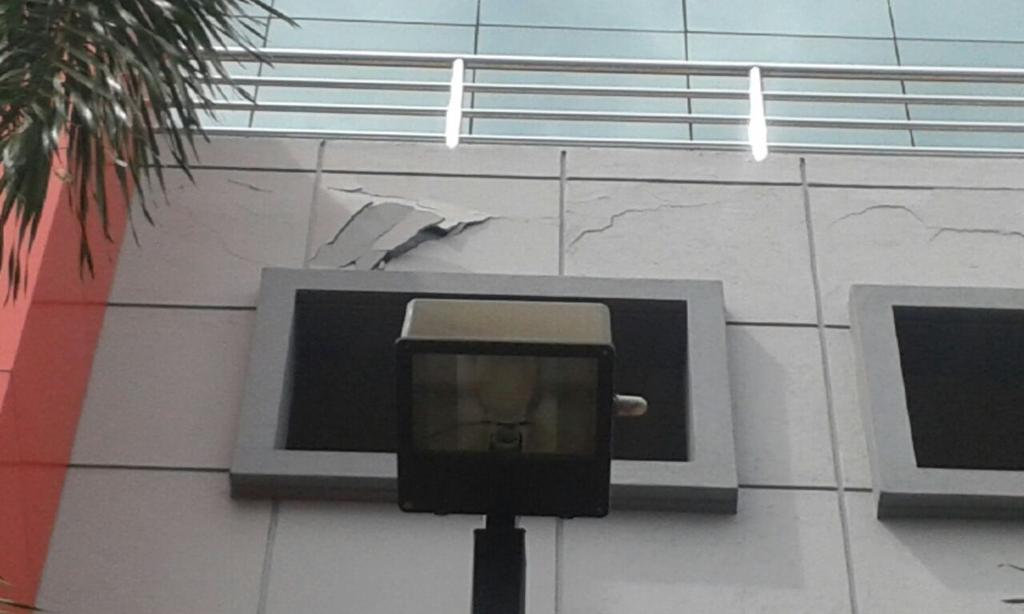 EdgarArjona's tweet photo. Creo que es el hotel ciudad de David.. Casi se va "@EstrellaOnline: Reporta @BenlyJairo Daños por sismo en Chiriquí  http://t.co/Hb09sq2An1"
