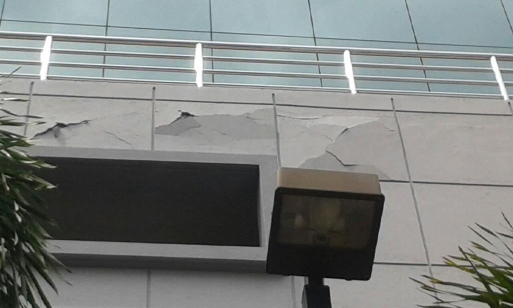 EdgarArjona's tweet photo. Creo que es el hotel ciudad de David.. Casi se va "@EstrellaOnline: Reporta @BenlyJairo Daños por sismo en Chiriquí  http://t.co/Hb09sq2An1"