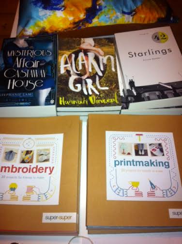 FortyTwoBtn's tweet photo. It's all about the books tomorrow readings/signings at 3pm meet @ErinnaMettler @hannahvincent22 @StephanieLam1 http://t.co/jg8y40526P