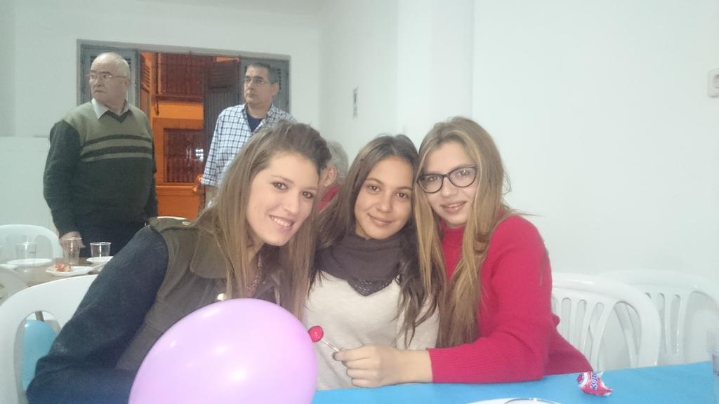 garcialoorena's tweet photo. Con mis primys @tere_vr16  @maarinaavr  de cumple http://t.co/CvVbDn1LZU