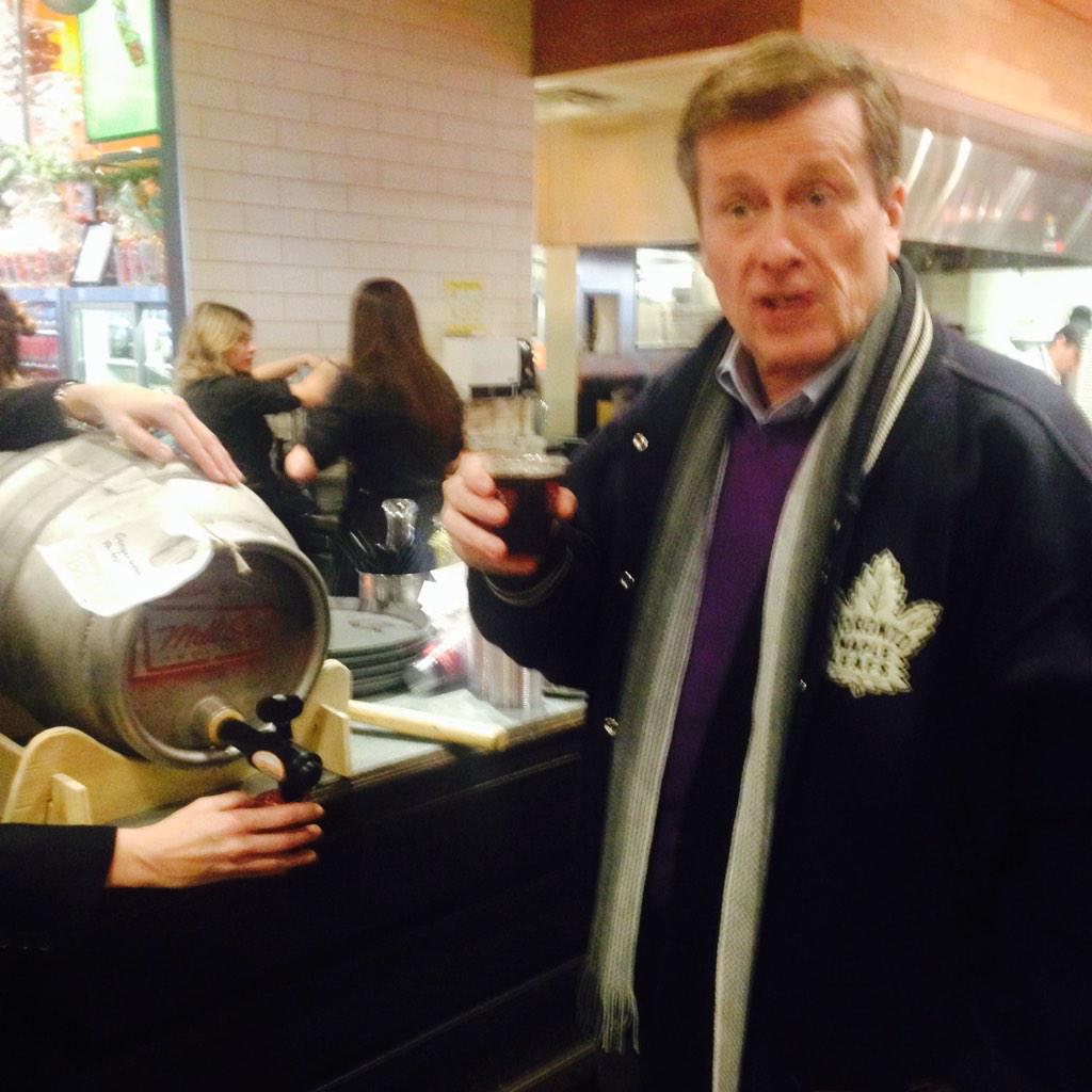 millstbeerhall's tweet photo. Tapped by our #Toronto Mayor @johntoryTO- Five Golden Rings Gingerbread Porter! #tcm14 #12casksofchristmas #oncask http://t.co/7nOanOsU99