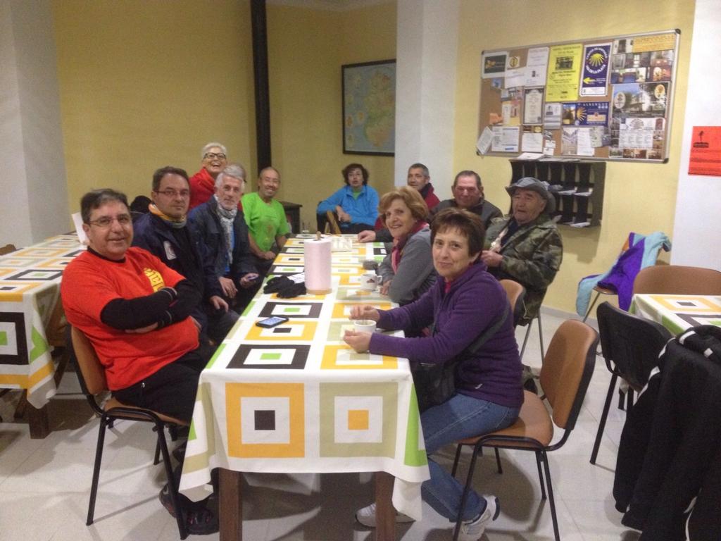 AlbergLSMoreras's tweet photo. Hoy están con nosotoros los amigos de la Asociación ACS de Salamanca. Gracias y buen camino a tod@s! http://t.co/ORrqehFn0T