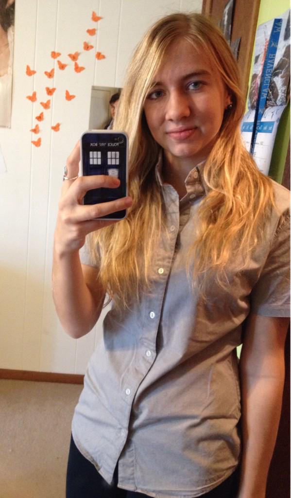 grubb_hannah's tweet image. Just got @schzimmydeanie 's shirt, so happy😊 #ParamoreYardSale @aliceadamsfdn @yelyahwilliams @paramore