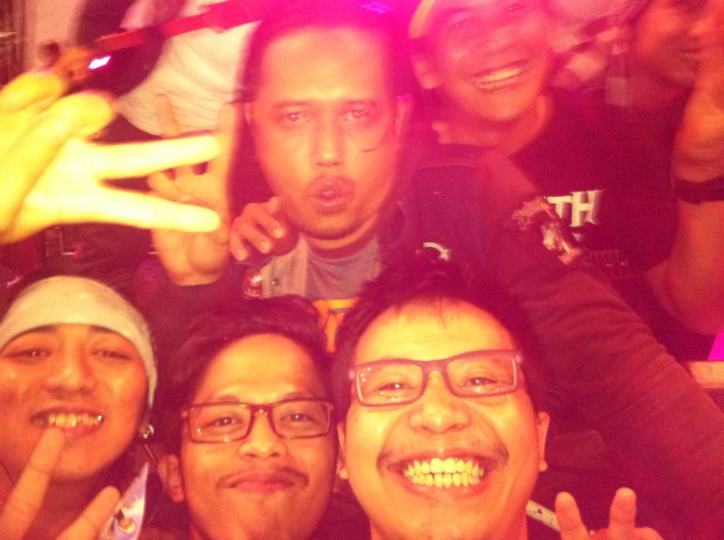 Selfie sama <a href="/nediphb/">nedi sopian</a> <a href="/YogaPHB/">Yoga Sundana Perkasa</a> @IzhaCaster di acara <a href="/WarnaWarniBDG/">warnawarnibandung</a>  eta kuatka nepi ka eureun heula keur maen ge 😂