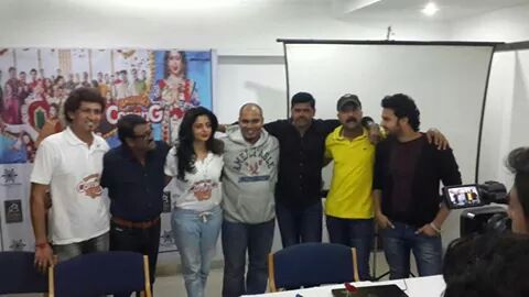 PSComingSuun's tweet photo. अनोखीमैत्री प्रेमासाठीComingसून व मध्यमवर्ग चित्रपटाचे अभिनेते एकमेकांच्या पत्रकारपरिषदेला उपस्थितहे फक्त मराठीतशक्य http://t.co/bGi5LBjUje