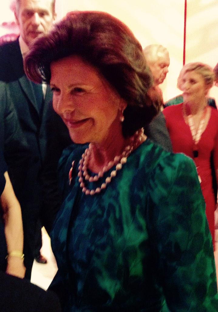 CarolinDendler's tweet photo. Ein königlicher Abend: Königin Silvia gutgelaunt adelte @BILDhilft. Wen wollte Sie treffen ? #JogiLöw http://t.co/X4684RKvL1