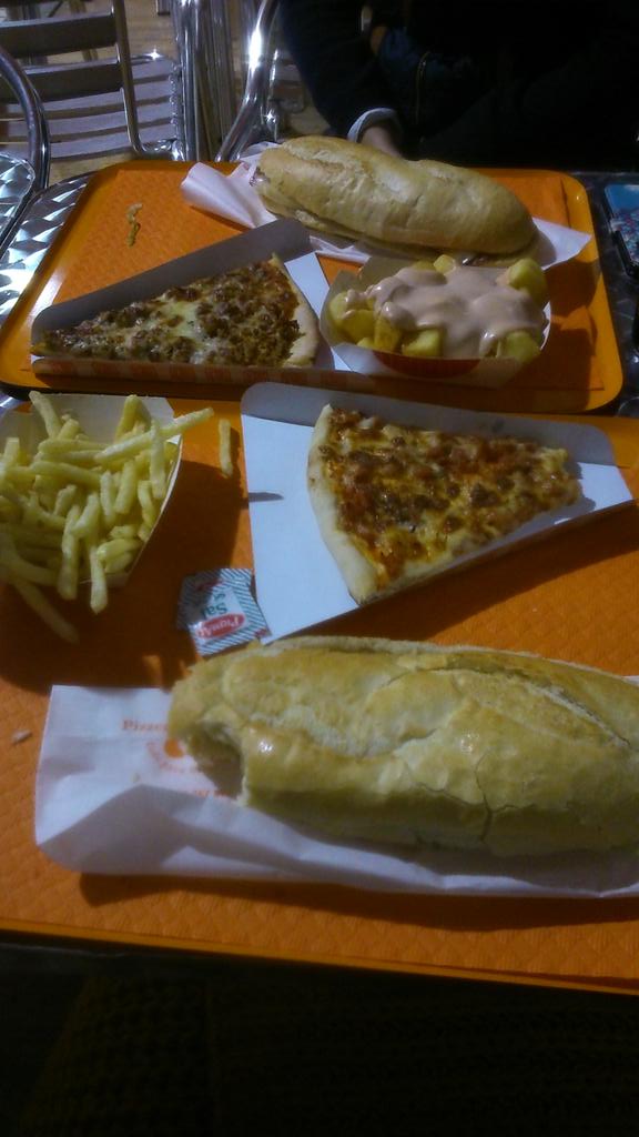 NaroaZ's tweet photo. Cena rica con @Malelesteru 😃😃 http://t.co/TlxJjrmlbX