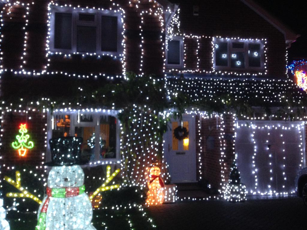 JennyMakin1's tweet photo. Wow, just been to see the amazing #ChristmasLights in #GreyhoundClose #HedgeEnd raising money for @naomiandjack http://t.co/46dIyc9LCa