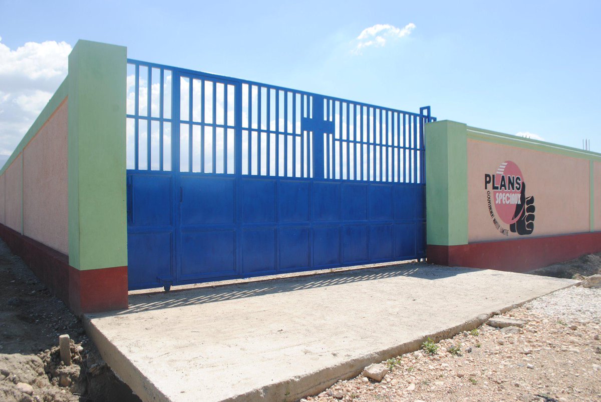 PlansSpeciaux's tweet photo. Le cimetière de Cité Soleil désormais un lieu de repos dans la dignité. Ce projet du Plan Spécial est terminé! #Haiti http://t.co/ZPz0aPefzH