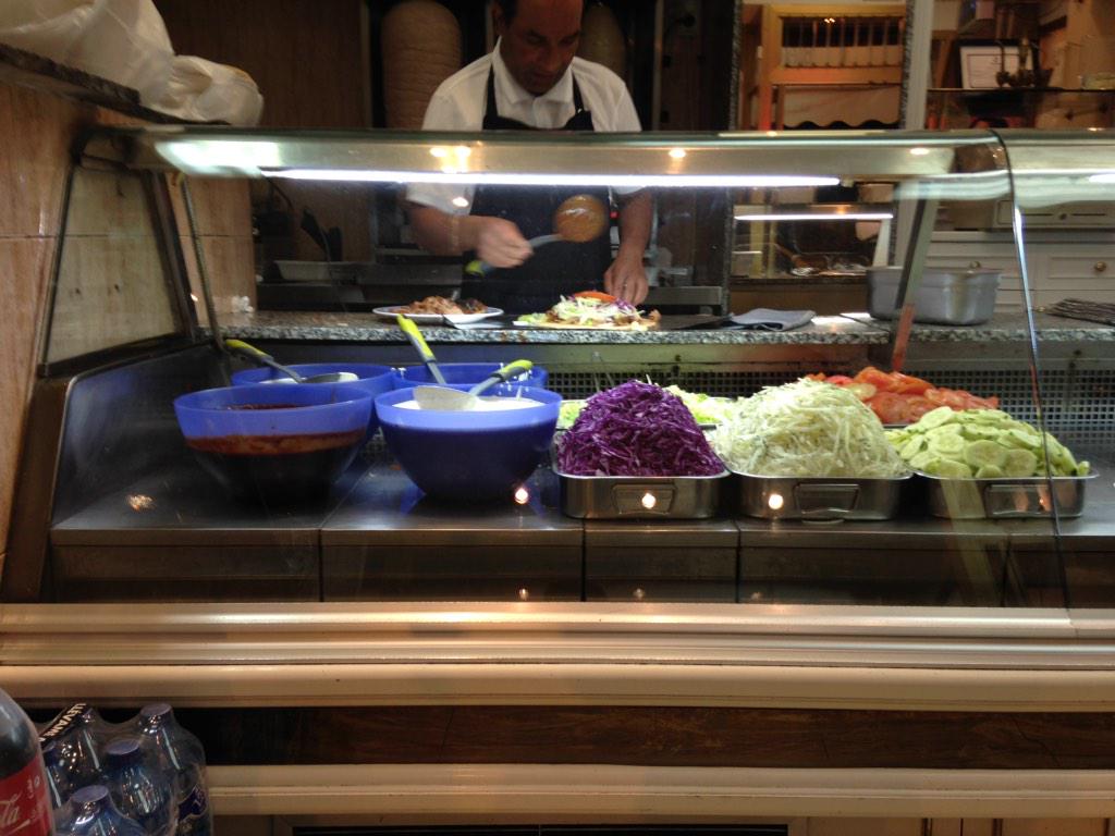PabloAracil's tweet photo. Un döner normal y otro sin rúcula ni acidulante E-330. http://t.co/b3qkCcEVWU