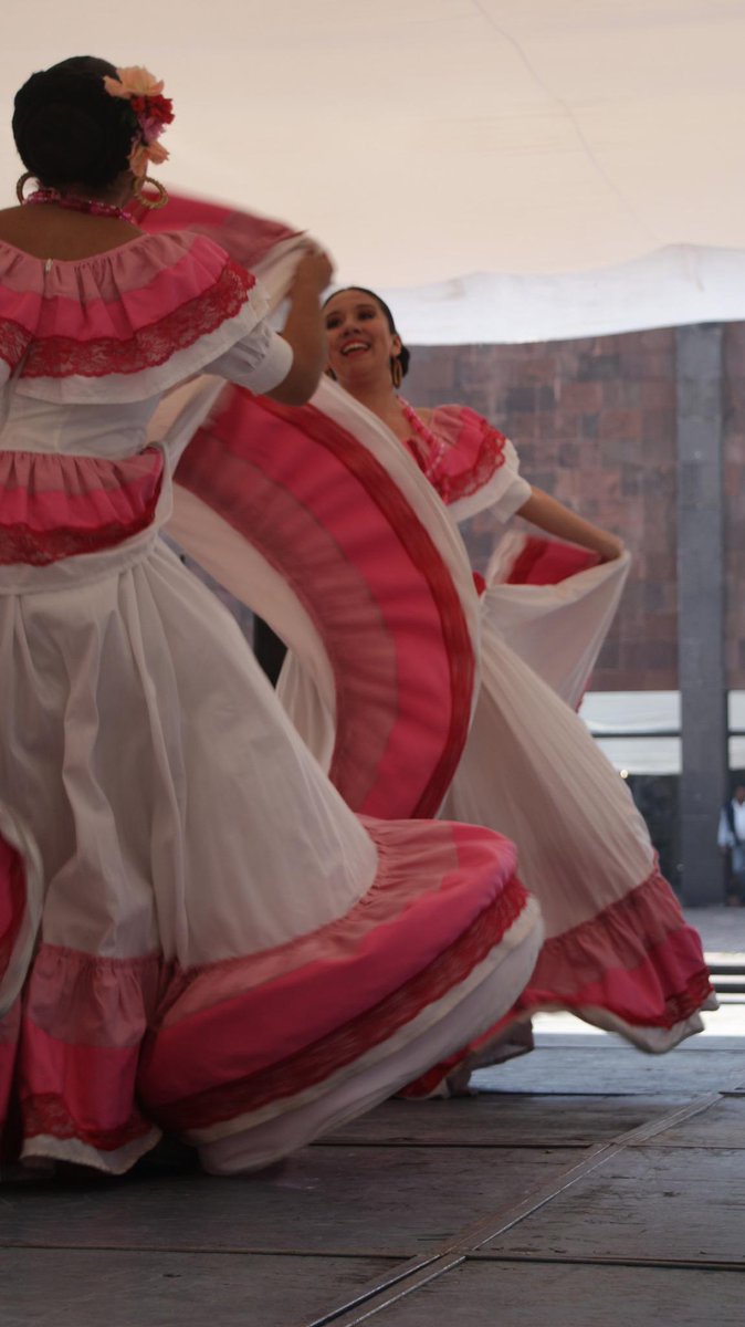 Rio_Magdalena's tweet photo. La energía y dinamismo del Ballet Folklórico de Areli Hdez. en el escenario. #FestivalComunicArte #DF #Festival http://t.co/1JeBEPs9Td