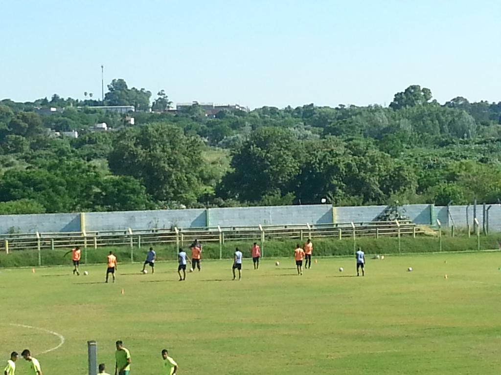 eldiaburuguayo's tweet photo. A falta de 25 minutos para el inicio del partido calientan Cerrito y Rocha en el Maracana http://t.co/o9tSE75ihk