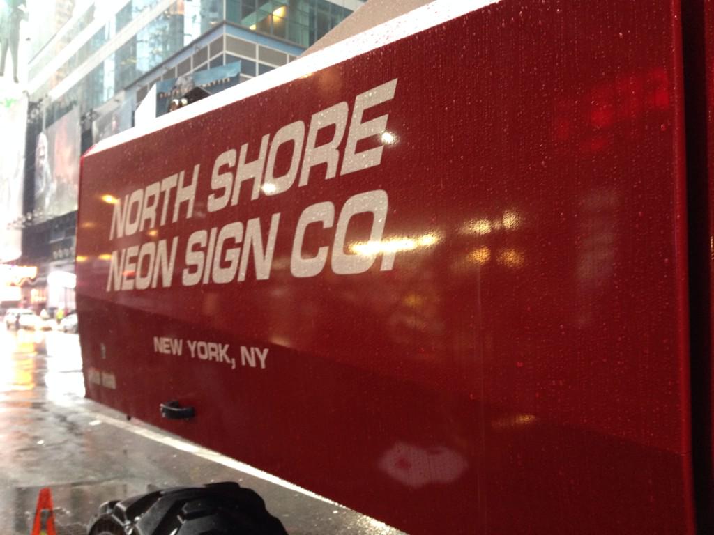 ldescloix's tweet photo. @agnes_europe " we hang to live" @NorthShoreNeon http://t.co/F3HrPX6s89