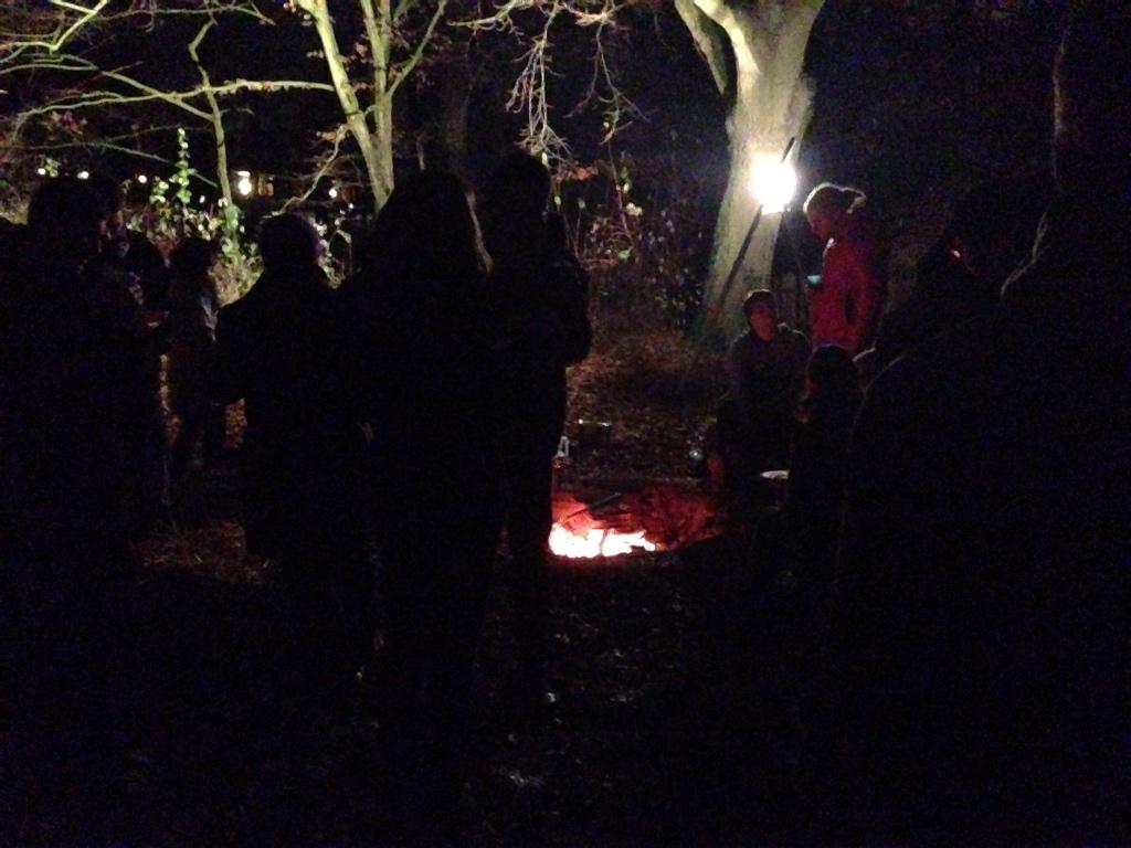 NFJ_Sachsen's tweet photo. Nach einem langen Tag, wärmen wir uns jetzt am Lagerfeuer zu Kartoffelsuppe. #BA2014 #Naturfreundejugend http://t.co/hXmx42UYKD