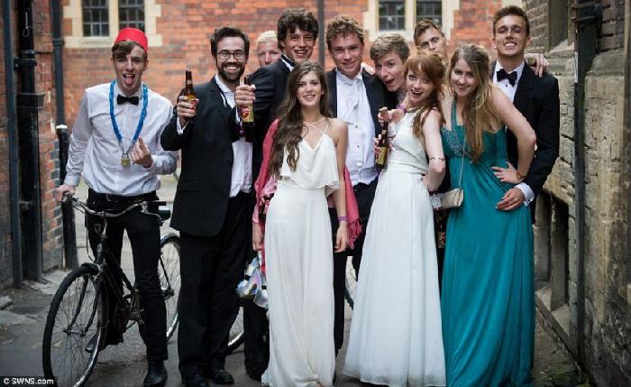 Source cambridge. Cambridge university students. may ball cambridge. кембриджский универ may week фото. с кем дружат кембриджы.