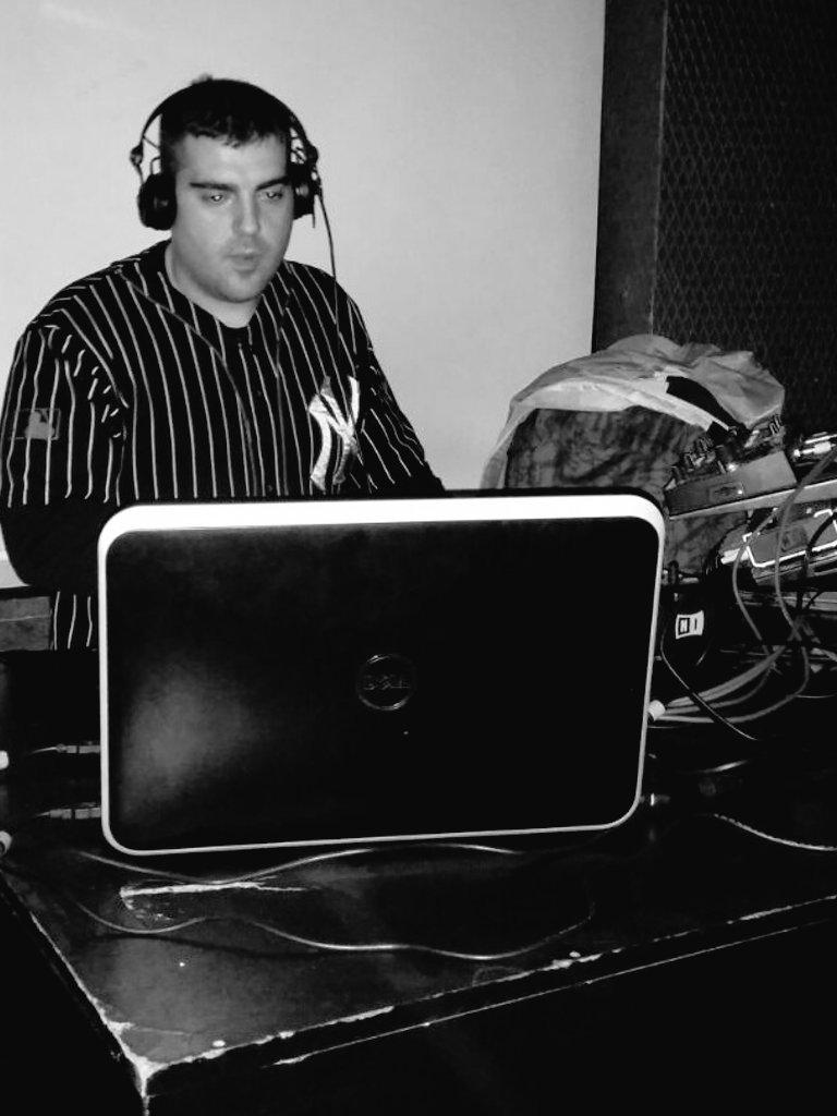 EduProfeno's tweet photo. Para pasar un buen rato, viniste a ver a Hugotronix al aparato!! #Oscartech #TechnoDeAmor #TechnoDeMENOS #Especial http://t.co/OnWG4qJtEI