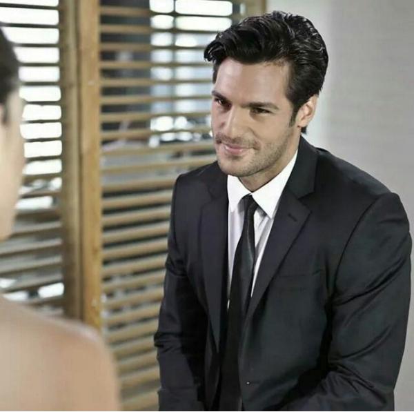 KirrazMevsimi's tweet photo. Gülüşünü yesinler bence Öykü ile konuşuyor..?
#askaffedermi http://t.co/cmU1snYzVS