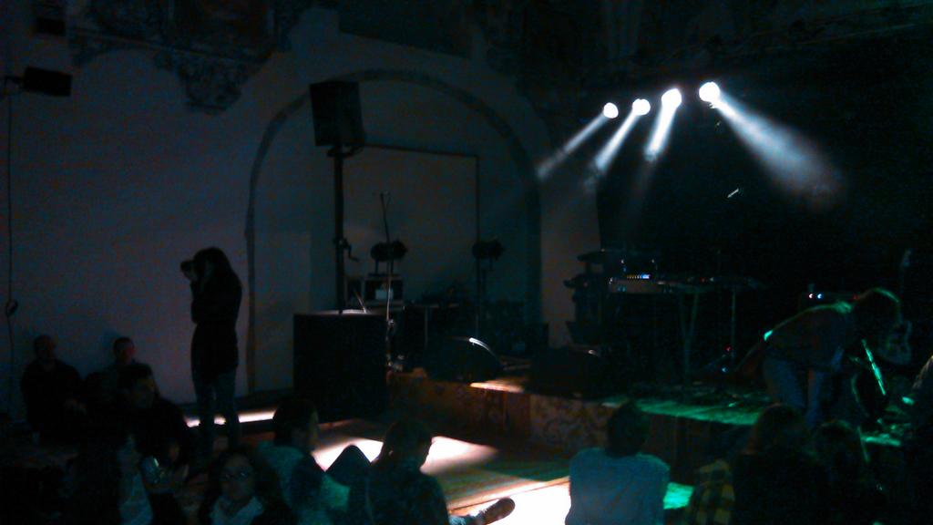 ThereseLecasque's tweet photo. Ambiance cosy pour le concert de @IsaacDelusion !! #tapis #auditorium #electropopfolk http://t.co/7U9v0d8LTT