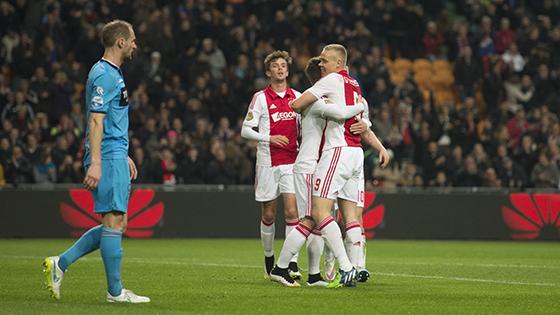 AFCAjax's tweet photo. Foto van de maker vd 1-0: @KSigthorsson. RT om de geblesseerd uitgevallen IJslander sterkte te wensen! #ajawil http://t.co/bkHdhT3zWW