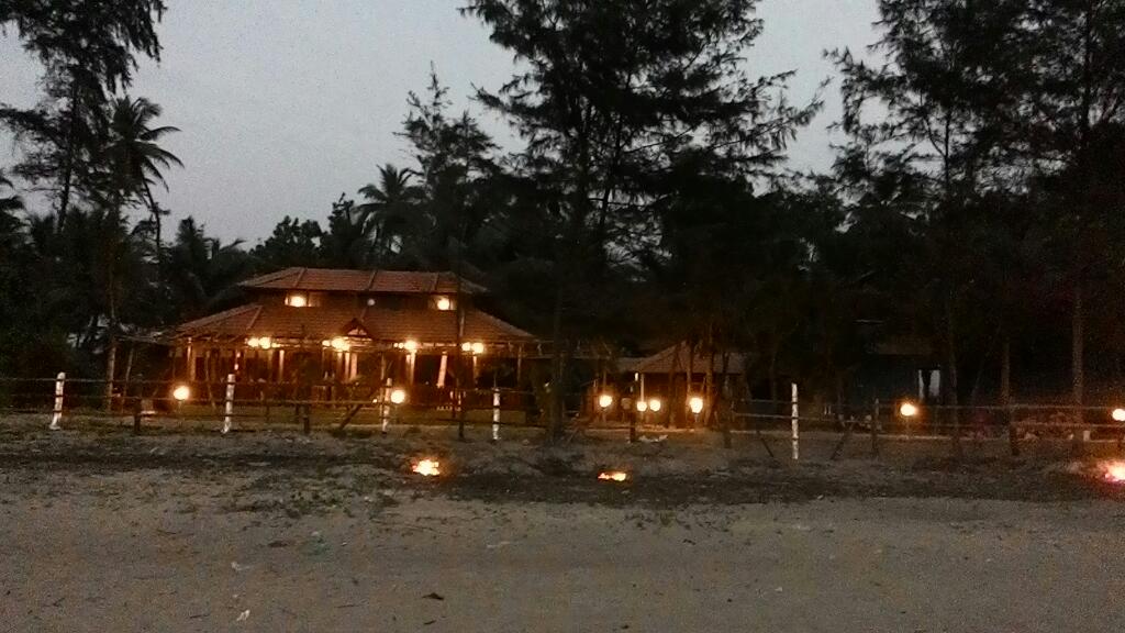 tjgouda's tweet photo. Gokarna main Beach.... Nisarga cafe http://t.co/C892yZYSuo